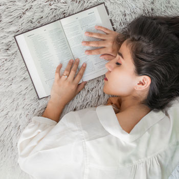 Jeune femme endormie sur un livre