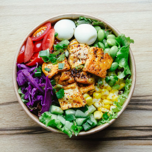 Salade repas avec des oeufs, des légumes et du poisson