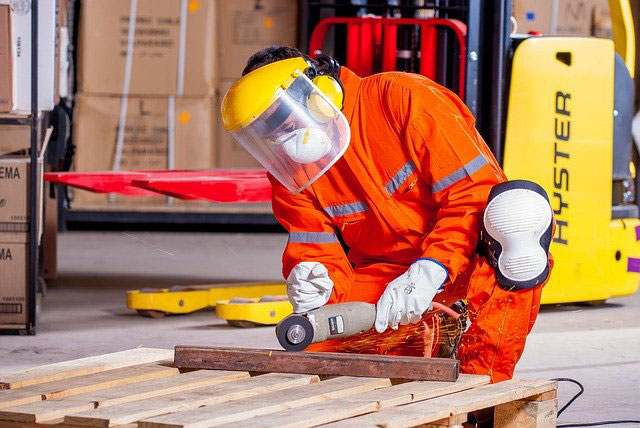 Homme en tenue de protection en train de disquer une barre